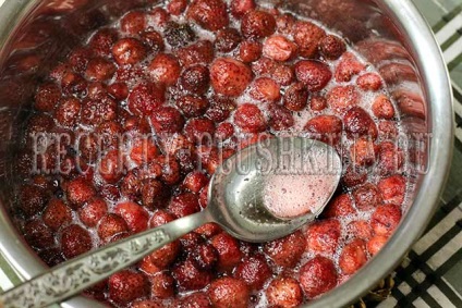 Jam din căpșuni pentru rețeta de iarnă clasică
