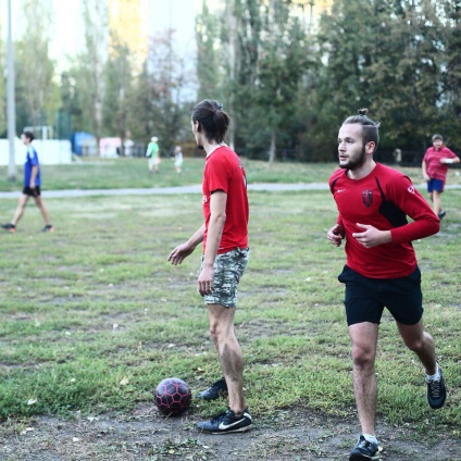 În fotbalul de pe stradă, adversarii sunt separați doar de minge