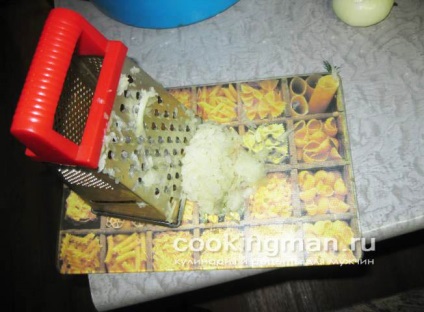 Sült filé pisztráng uborka és a fokhagymás mártással - főzés férfiak