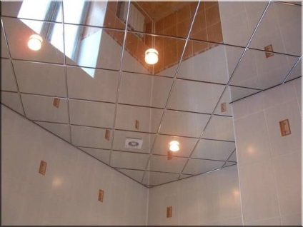 Panouri de plastic din oglindă pe pereți și în tavan