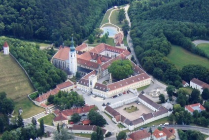 Heiligenkreuz Abbey - a legnagyobb cisztercita kolostor Európában (Heiligenkreuz) Heiligenkreuz Abbey - a legnagyobb ciszterci kolostor Európában