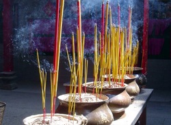 Aromaterapie în Ayurveda Tămâie indiană (aromapalochki, agarbatti)