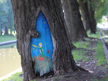 Artistul de artă a pictat imagini pe copaci, rupte de un uragan - Moscova