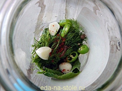 Válogatott paradicsom és uborka télen a legfinomabb étel az asztalra (paradicsom) Válogatott paradicsom és uborka a legfinomabb téli étel az asztalra
