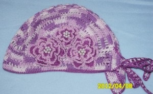 Pălării tricotate pentru vară pentru femei care se află pe cap