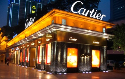 Cartier fényűző ékszerüzlet arany