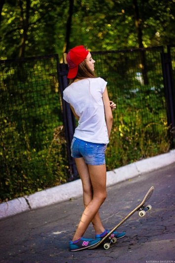 Fata cu un skateboard - Fotografii