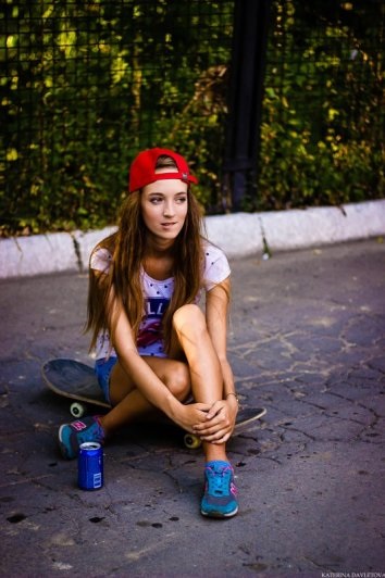 Fata cu un skateboard - Fotografii