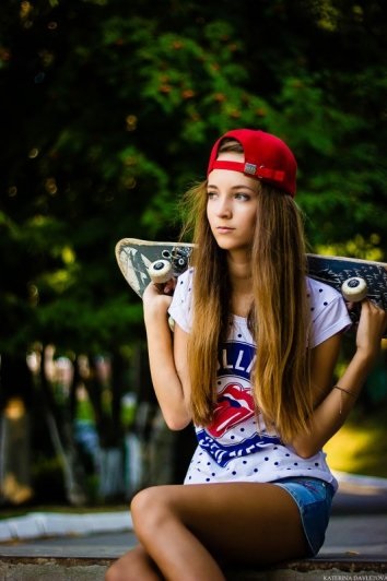 Fata cu un skateboard - Fotografii