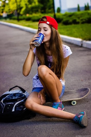 Fata cu un skateboard - Fotografii