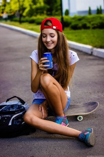 Fata cu un skateboard - Fotografii