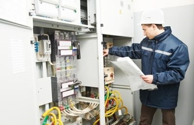 Descrierea postului unui electrician care este implicat în îndatoririle unui electrician