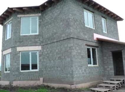 Casele din blocuri de beton din argilă expandată prezintă caracteristici de construcție, argumente pro și contra