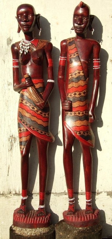 Lemn, care este folosit de sculptori de măști africane și figurine