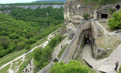 Excursie la Chufut-Kale peșteră din orașul Khanate din Crimeea