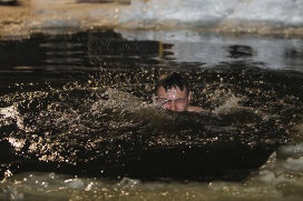 Experții au spus cum să se înghesuie în gaură în botez și să nu primească știri bolnave