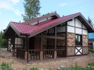 Fotografie a construcției unei case combinate din cherestea și caramida la cheie, houseplus
