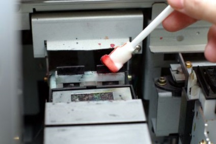 Instrucțiuni pentru curățarea imprimantei cu solvent pentru capete de imprimare