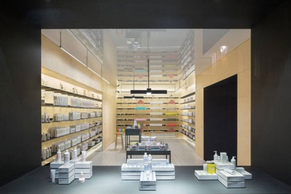 Interiorul magazinului de cosmetice boutique malin goetz
