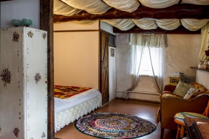 Interiorul unui mini hotel - târg de meșteri - manual, manual
