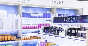 Interiorul unui boutique cosmetic în stilul unei vechi farmacii