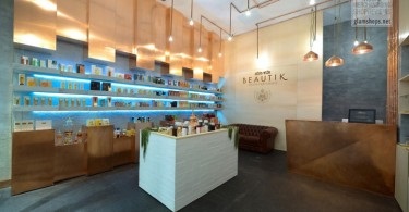 Interiorul unui boutique cosmetic în stilul unei vechi farmacii