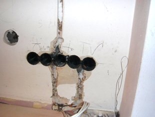 Cum să faceți rapid o gaură pentru cablul din perete