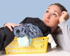 Cum și ce să spălați (îndepărtați) rășina de pin de la haine la domiciliu