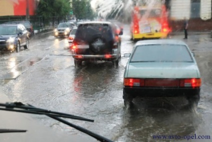 Cum să conduci o mașină în ploaie
