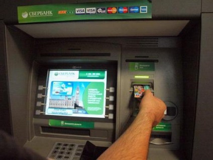 Cum să deconectați o bancă porcină în banca de economii prin telefon