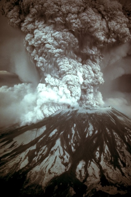 Ce fotograf a continuat să tragă erupția vulcanului, știind că va muri
