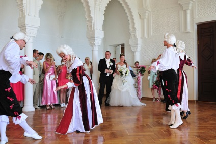 Hogyan válasszuk ki a megfelelő koszorúslány ruha jellemzője a választék a különböző ruhák esküvőre