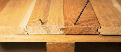 Cum să eliminați scârțâitul unei podele din lemn fără ao deschide