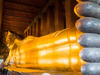 Cum să faci o dorință în templul unui buddha înclinat în Bangkok