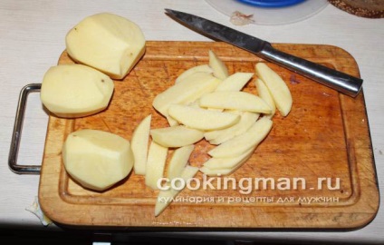 Cârnați de carne (kazi) coapte cu cartofi - gătit pentru bărbați