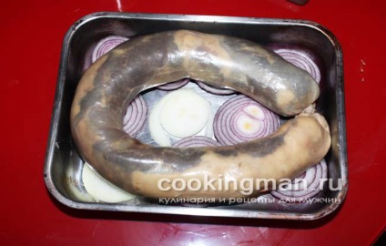 Cârnați de carne (kazi) coapte cu cartofi - gătit pentru bărbați