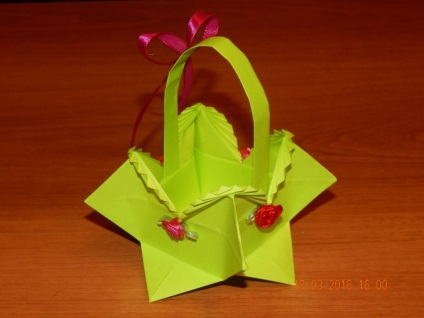 Kosár húsvéti tojások a origami technikával