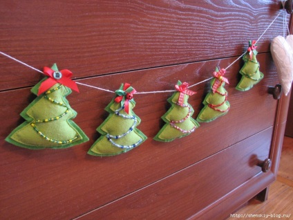 Gyönyörű koszorúkat a karácsonyfa kezével