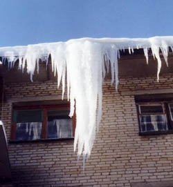 Unde să sunați ce să faceți dacă un gheață sau zăpadă au căzut de pe acoperiș într-o mașină sau o persoană