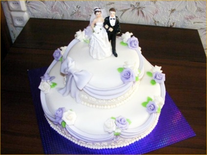 Cumpărați un tort pentru o nuntă în Krasnoyarsk, drăguț și frumos