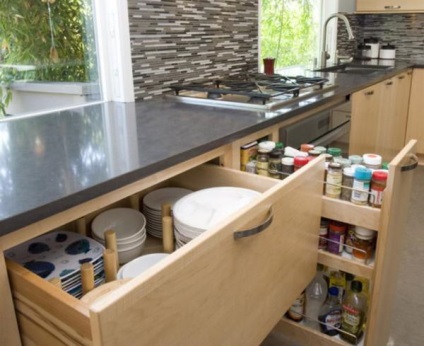 Bucătăria fără dulapuri concepe căști cu o singură treaptă