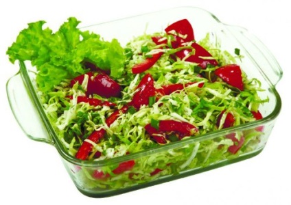 Salată de salată de vară din varză și ardei gras
