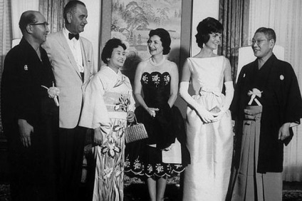 Un minut retro ca John și Jaklin Kennedy l-au întâlnit pe Elizabeth II, o bârfă