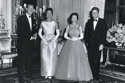 Un minut retro ca John și Jaklin Kennedy l-au întâlnit pe Elizabeth II, o bârfă