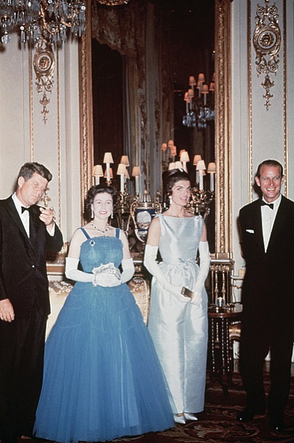 Un minut retro ca John și Jaklin Kennedy l-au întâlnit pe Elizabeth II, o bârfă