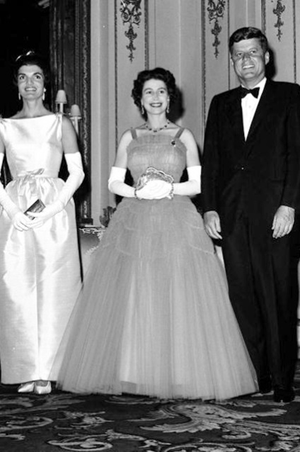 Un minut retro ca John și Jaklin Kennedy l-au întâlnit pe Elizabeth II, o bârfă