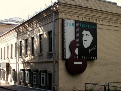 Museum () múzeum