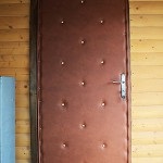 Tapițeria ușilor de intrare din lemn
