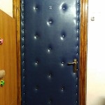 Tapițeria ușilor de intrare din lemn