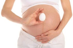 Cu privire la proprietățile utile (și nu la fel) ale ouălor pentru mamele însărcinate